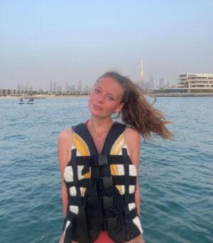 Manon Schraen Instagram - Plutôt balade en mer ou bronzette sur la plage ? 🛥🏝

#jetski#jet#beach#travel#voyage#instamoment#instapic#pictureoftheday#dubai#dbx#memories#instashoot#summer#summervibes#nofilter