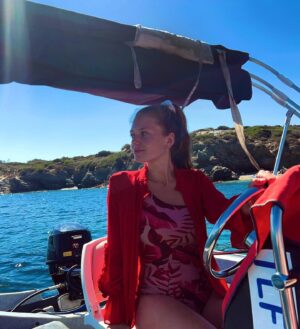Manon Schraen Instagram - Appelez-moi Capitaine 👩🏼‍✈️⚓️

#summer#boat#bateau#instamoment#instapic#holidays#vacances#summerpic#pictureoftheday#goodvibes#sixfours#comedienne#actrice