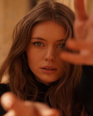 Manon Schraen Instagram - « Y a des silences qui disent beaucoup
Plus que tous les mots qu'on avoue » 

Vous avez reconnu cette belle chanson? 🫶🏻

#pictureoftheday#shooting#shootingphoto#shoot#instamoment#instapic#instashoot#comedienne#modele#actrice#book