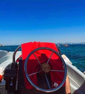 Manon Schraen Instagram - Appelez-moi Capitaine 👩🏼‍✈️⚓️

#summer#boat#bateau#instamoment#instapic#holidays#vacances#summerpic#pictureoftheday#goodvibes#sixfours#comedienne#actrice
