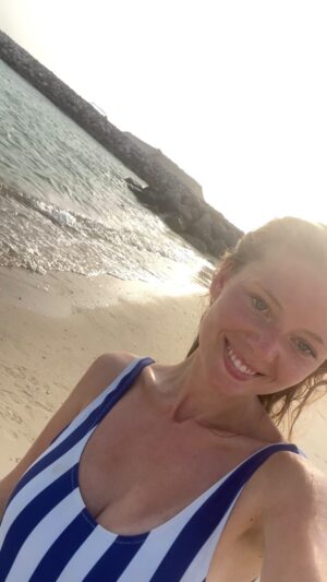 Manon Schraen Instagram - La recette de ce réel : beaucoup de beaux souvenirs et une pointe de nostalgie ☀️

#reel#dubai#dbx#travel#voyage#summer#nostalgie#memories