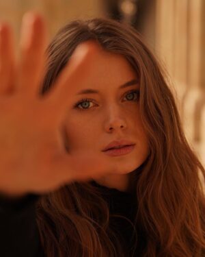 Manon Schraen Instagram - « Y a des silences qui disent beaucoup
Plus que tous les mots qu'on avoue » 

Vous avez reconnu cette belle chanson? 🫶🏻

#pictureoftheday#shooting#shootingphoto#shoot#instamoment#instapic#instashoot#comedienne#modele#actrice#book