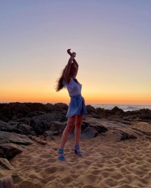 Manon Schraen Instagram - Bon week-end !! ☀️☀️☀️

#instamoment#instapic#laparacou#shooting#shoot#instashoot#lessables#lessablesdolonne#vendee#smile#happy#enjoy#goodvibes#beach#sea#sunset#goldenhour#danse#pictureoftheday#enjoymoment#life