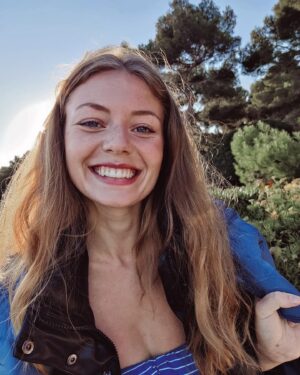 Manon Schraen Instagram - Dans l’objectif de @beroux la maquilleuse du projet 💄🎬

Et oui, être comédienne c’est aussi tourner des séquences d’été en hiver ! 🥶

#comedienne#role#courtmetrage#cm#backstage#hmc#projet#actrice#tournage#onset#set#instapic#pictureoftheday