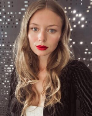 Manon Schraen Instagram - Red lips 💋❤️

#shooting#shoot#instashoot#modele#shootingphoto#selfie#redlips#hmc#onshoot