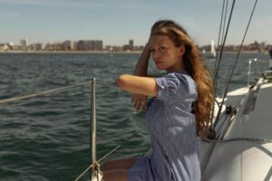 Manon Schraen Instagram - Balade en mer ⚓️

📸 : @blanchard.elisa 
⛵️: @jojuelvoilier 

#shooting#shoot#shootingphoto#lessables#instamoment#instashoot#pictureoftheday#instapic#instagood#comedienne#actrice#book#photographie