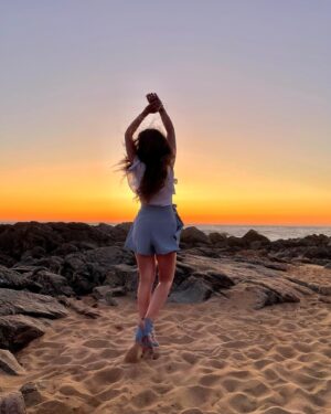 Manon Schraen Instagram - Bon week-end !! ☀️☀️☀️

#instamoment#instapic#laparacou#shooting#shoot#instashoot#lessables#lessablesdolonne#vendee#smile#happy#enjoy#goodvibes#beach#sea#sunset#goldenhour#danse#pictureoftheday#enjoymoment#life