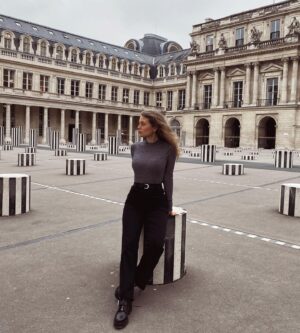 Manon Schraen Instagram - La grisaille parisienne ☁️

#instamoment#instapic#instashoot#colonnesdeburen#lifestyle#comedienne#actrice#pictureoftheday