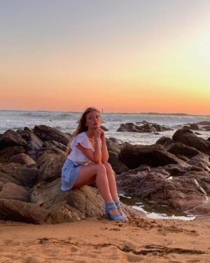 Manon Schraen Instagram - La fin des vacances d’été sonne .. ☀️

Vous avez déjà repris le travail? 📖

#beach#summer#summervibes#holidays#vendee#lachaume#lsb#lessables#instapic#instamoment#instashoot#comedienne#actrice#pictureoftheday#sunset#goldenhour#goodvibes