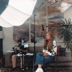 Manon Schraen Instagram - Elle, c’est Ophélie, une jeune artiste peintre qui va tomber sous le charme de Cyril interprété par @hugo_palomba 👩🏼‍🎨🎨

#tournage#comedienne#book#actrice#psef#tf1#backstage#onset#facecam