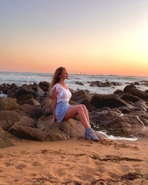 Manon Schraen Instagram - La fin des vacances d’été sonne .. ☀️

Vous avez déjà repris le travail? 📖

#beach#summer#summervibes#holidays#vendee#lachaume#lsb#lessables#instapic#instamoment#instashoot#comedienne#actrice#pictureoftheday#sunset#goldenhour#goodvibes