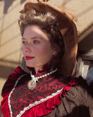 Manon Schraen Instagram - Je vous présente Claire Eiffel , la fille de Gustave Eiffel que j’ai eu la chance d’interpréter pour un documentaire. 

Vous trouvez que je lui ressemble sur la première photo ? 👒🎬

#tournage#claireeiffel#comedienne#book#actrice#documentaire#set#onset