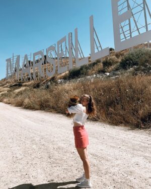 Manon Schraen Instagram - Petite promenade avec Oscar 🤍

Vous aussi vous avez des animaux de compagnie ? 🐾

#instamoment#instapic#pictureoftheday#marseille#pomeranian#spitz#spitznain#louloudepomeranie#pet#marseille#holidays#summer#summerstyle#goodvibes#instashoot#summervibes#comedienne#actrice