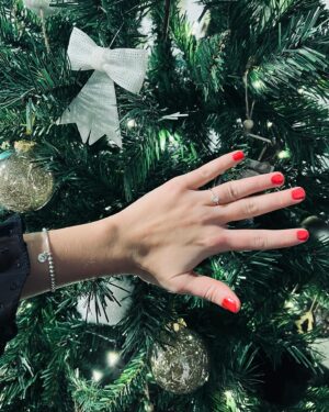 Manon Schraen Instagram - Les premiers cadeaux commencent à pointer le bout de leur nez sous le sapin de Noël. Gros coup de coeur pour @dorianebijoux que je porte depuis le collège et que j’adore toujours autant ! 🤍

Pour vous gâter quelques petits jours avant Noël, nous nous associons avec @dorianebijoux pour vous proposer un jeu concours pour tenter de remporter une carte cadeau de 100€ ! 

Pour participer, il faut :
* Suivre @manonschraen & @dorianebijoux 
* Liker la publication
* Identifier deux ami(e)s en commentaire 

Good luck ! 🎅🏻
