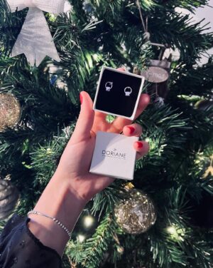 Manon Schraen Instagram - Les premiers cadeaux commencent à pointer le bout de leur nez sous le sapin de Noël. Gros coup de coeur pour @dorianebijoux que je porte depuis le collège et que j’adore toujours autant ! 🤍

Pour vous gâter quelques petits jours avant Noël, nous nous associons avec @dorianebijoux pour vous proposer un jeu concours pour tenter de remporter une carte cadeau de 100€ ! 

Pour participer, il faut :
* Suivre @manonschraen & @dorianebijoux 
* Liker la publication
* Identifier deux ami(e)s en commentaire 

Good luck ! 🎅🏻
