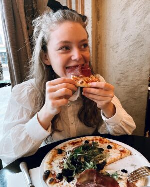 Manon Schraen Instagram - Bon app’ ! 🍕

Quelle est votre pizza fav’ ? 🫶🏻 Moi je préfère : avec une bonne pâte épaisse, du jambon de parme, du parmesan et une burrata 🤤 

#food#foodlovers#bonapp#instamoment#instapic#pictureoftheday#goodvibes#goodday#monday#enjoy#comedienne#actrice