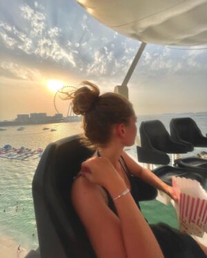 Manon Schraen Instagram - Vous avez passé un bon week-end ? ☀️🍿

#instamoment#instapic#goodvibes#pictureoftheday#summer#summervibes#holidays#dbx#dubai#sea#beach