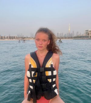 Manon Schraen Instagram - Plutôt balade en mer ou bronzette sur la plage ? 🛥🏝

#jetski#jet#beach#travel#voyage#instamoment#instapic#pictureoftheday#dubai#dbx#memories#instashoot#summer#summervibes#nofilter