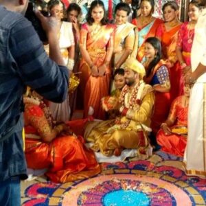 Manoranjan Ravichandran Instagram - ಕೊನೆಗೂ ನಾವೆಲ್ಲ ಕಾಯ್ತಾಇದ್ದ‌ ದಿನ ಬಂದೇಬಿಡ್ತು ... ಇಷ್ಟ್ ದಿನದ ಬದುಕಲ್ಲಿ ಲೆಕ್ಕ ಇರದಷ್ಟು ಮೆಮೊರೀಸ್ ಇವೆ .
ಇನ್ಮುಂದೆ ನೀನ್ ಮನೇಲಿದ್ಯಾ ಅನ್ಕೊಂಡು ಅಪ್ಪಿ ತಪ್ಪಿ 'ಜು' ಅಂತ ಕರ್ದು , ನೀನ್ ಗಂಡನ ಮನೇಲಿದ್ಯಾ ಅಂತ realise ಆಗಿ ಕಣ್ಣು ವದ್ದೆ ಆದ್ರೆ , ನೀನೆ ಜವಾಬ್ದಾರಿ ! ನಿನ್ ನಗು ನೋಡಿ ಎಷ್ಟೆ ಟೆನ್ಷನ್ ಇದ್ರೂ ನಕ್ಕಿದೀನಿ , ನೀನ್ ಅಳುವಾಗ ಬಚ್ಚಿಟ್ಕೊಂಡ್ ಅತ್ತಿದೀನಿ . 
ಎಷ್ಟು ಕಲ್ತಿದೀನಿ ನಿನ್ನಿಂದ ? ನಮ್ childhood album ಮೇಲೆ ನಿನ್ ಮದ್ವೆ album ಇಡೋವರ್ಗು ನಾನ್ ಎಷ್ಟ್ ದೂರ ಬಂದ್ಬಿಟ್ವಿ ? ನಿಮ್ಗೆಲ್ಲಾ ಕೊಟ್ಟು ಸಂತೋಷ , ಸುಖ , ನೋವು ಮರೆಸೋ ನಗು ಎಲ್ಲಾನು ನೀನ್ ಕಾಲಿಡ್ತಿರೋ ಮನೆಗೂ ಹಂಚು .
ಈ ವಿಡಿಯೋದಲ್ಲಿರೋ ಹಾಗೆ ನಿಂಗೆ ಗೆಲುವು ಹೊಸದಲ್ಲಾ , ಇಂಥ ಸಾವಿರಾರು ಗೆಲುವು ನಿನ್ನದಾಗ್ಲೀ , ಅದರಲ್ಲಿ ಅಜಯ್ ಕೂಡ ಪಾಲುದಾರ ! ನಿಮ್ಮಿಬ್ಬರ ಹೊಸ ಜೀವನಕ್ಕೆ ❤❤❤ all the best