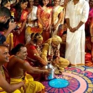 Manoranjan Ravichandran Instagram - ಕೊನೆಗೂ ನಾವೆಲ್ಲ ಕಾಯ್ತಾಇದ್ದ‌ ದಿನ ಬಂದೇಬಿಡ್ತು ... ಇಷ್ಟ್ ದಿನದ ಬದುಕಲ್ಲಿ ಲೆಕ್ಕ ಇರದಷ್ಟು ಮೆಮೊರೀಸ್ ಇವೆ .
ಇನ್ಮುಂದೆ ನೀನ್ ಮನೇಲಿದ್ಯಾ ಅನ್ಕೊಂಡು ಅಪ್ಪಿ ತಪ್ಪಿ 'ಜು' ಅಂತ ಕರ್ದು , ನೀನ್ ಗಂಡನ ಮನೇಲಿದ್ಯಾ ಅಂತ realise ಆಗಿ ಕಣ್ಣು ವದ್ದೆ ಆದ್ರೆ , ನೀನೆ ಜವಾಬ್ದಾರಿ ! ನಿನ್ ನಗು ನೋಡಿ ಎಷ್ಟೆ ಟೆನ್ಷನ್ ಇದ್ರೂ ನಕ್ಕಿದೀನಿ , ನೀನ್ ಅಳುವಾಗ ಬಚ್ಚಿಟ್ಕೊಂಡ್ ಅತ್ತಿದೀನಿ . 
ಎಷ್ಟು ಕಲ್ತಿದೀನಿ ನಿನ್ನಿಂದ ? ನಮ್ childhood album ಮೇಲೆ ನಿನ್ ಮದ್ವೆ album ಇಡೋವರ್ಗು ನಾನ್ ಎಷ್ಟ್ ದೂರ ಬಂದ್ಬಿಟ್ವಿ ? ನಿಮ್ಗೆಲ್ಲಾ ಕೊಟ್ಟು ಸಂತೋಷ , ಸುಖ , ನೋವು ಮರೆಸೋ ನಗು ಎಲ್ಲಾನು ನೀನ್ ಕಾಲಿಡ್ತಿರೋ ಮನೆಗೂ ಹಂಚು .
ಈ ವಿಡಿಯೋದಲ್ಲಿರೋ ಹಾಗೆ ನಿಂಗೆ ಗೆಲುವು ಹೊಸದಲ್ಲಾ , ಇಂಥ ಸಾವಿರಾರು ಗೆಲುವು ನಿನ್ನದಾಗ್ಲೀ , ಅದರಲ್ಲಿ ಅಜಯ್ ಕೂಡ ಪಾಲುದಾರ ! ನಿಮ್ಮಿಬ್ಬರ ಹೊಸ ಜೀವನಕ್ಕೆ ❤❤❤ all the best