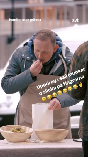 Måns Möller Instagram - Uppdrag: Sälj munkar i Oslo men du måste slicka på fingrarna innan varje munk du säljer 😅😅😅😅😅😅😂😂😂😂😂. Kolla in oss på SVTPlay eller på tjockteven imorn #komikerutangränser