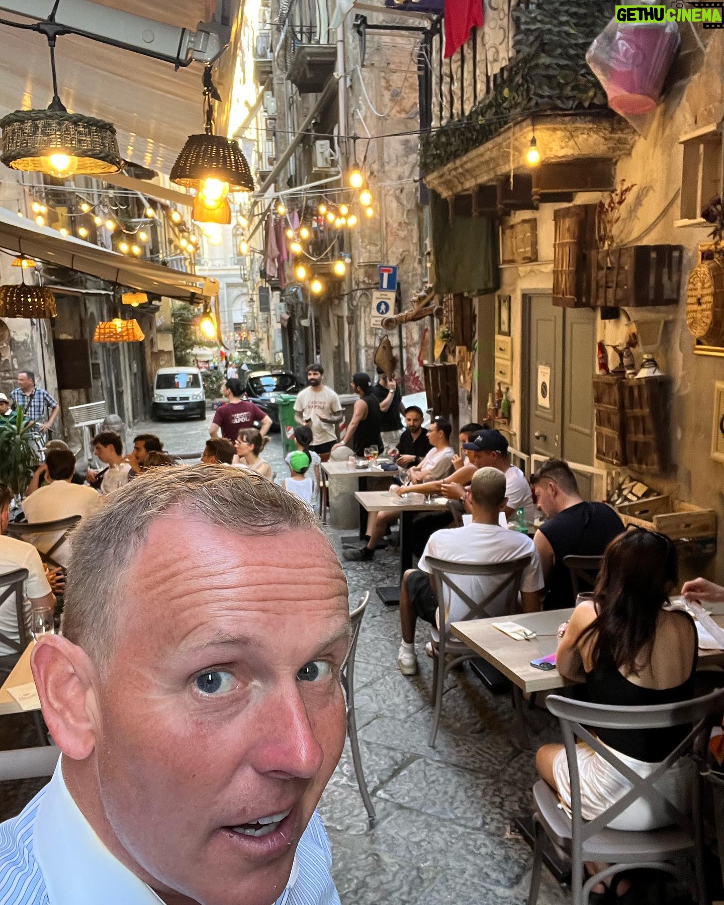 Måns Möller - 4.1K Likes - Alltid gött med värme 🇮🇹🕺. Simmar o kollar fotboll i Napoli idag🤘🚀