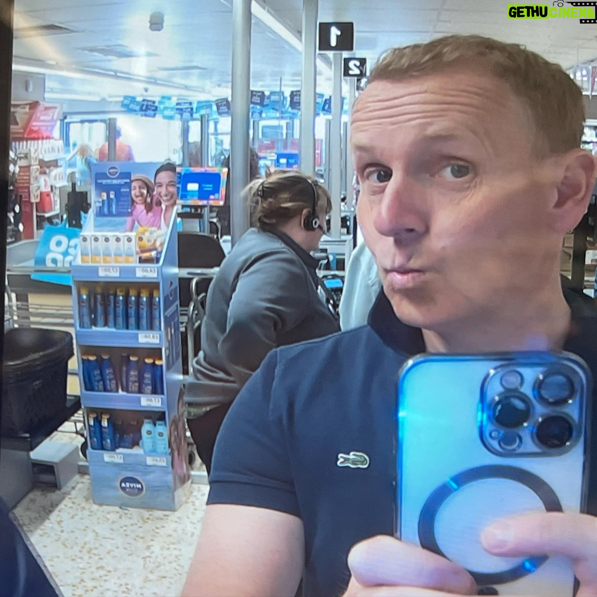 Måns Möller - 2.8K Likes - Här i Skottland blir man filmad hela tiden även när man handlar på Coop! Jag stannade så länge så det blev kö när jag såg mig själv på självscanningkassans display. Kunde inte slita bort blicken. #vacker