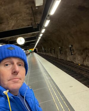 Måns Möller Instagram - Berättade för min kompis att jag kommer till mötet från blåa linjen. Han sa ”jaha åker du Orientexpressen”. Det tyckte jag var lite roligt .