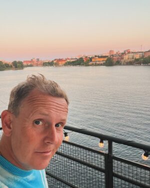Måns Möller Instagram - Tänk att en sån enkel grej som balkong kan göra en så glad. Älskar små saker i livet som man har vett o stanna upp o uppskatta. När Viggo lärt sig simma vågade jag flytta ner till Mälarens kant så det var många års väntan men jag visste precis i vilket hus jag ville bo i. Nu ångrar jag bara att jag inte haft vett o göra i ordning balkongen det ser ut som en pundarkvart men var sak har sin tid!