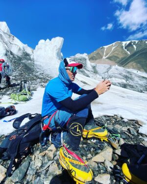 Måns Möller Instagram - Först gick jag upp 5000 m i Kurdistan följt av knappt 6000 på Kilmanjaro som uppvärmning till att gå upp över 7000 m ö h i Tadjikizstan i somras på Peak Lenin. Tuffare än vad jag trott o det tog hårdare på kroppen än jag väntat mig. Men skam den som ger sig! Uppåt framåt 🚀