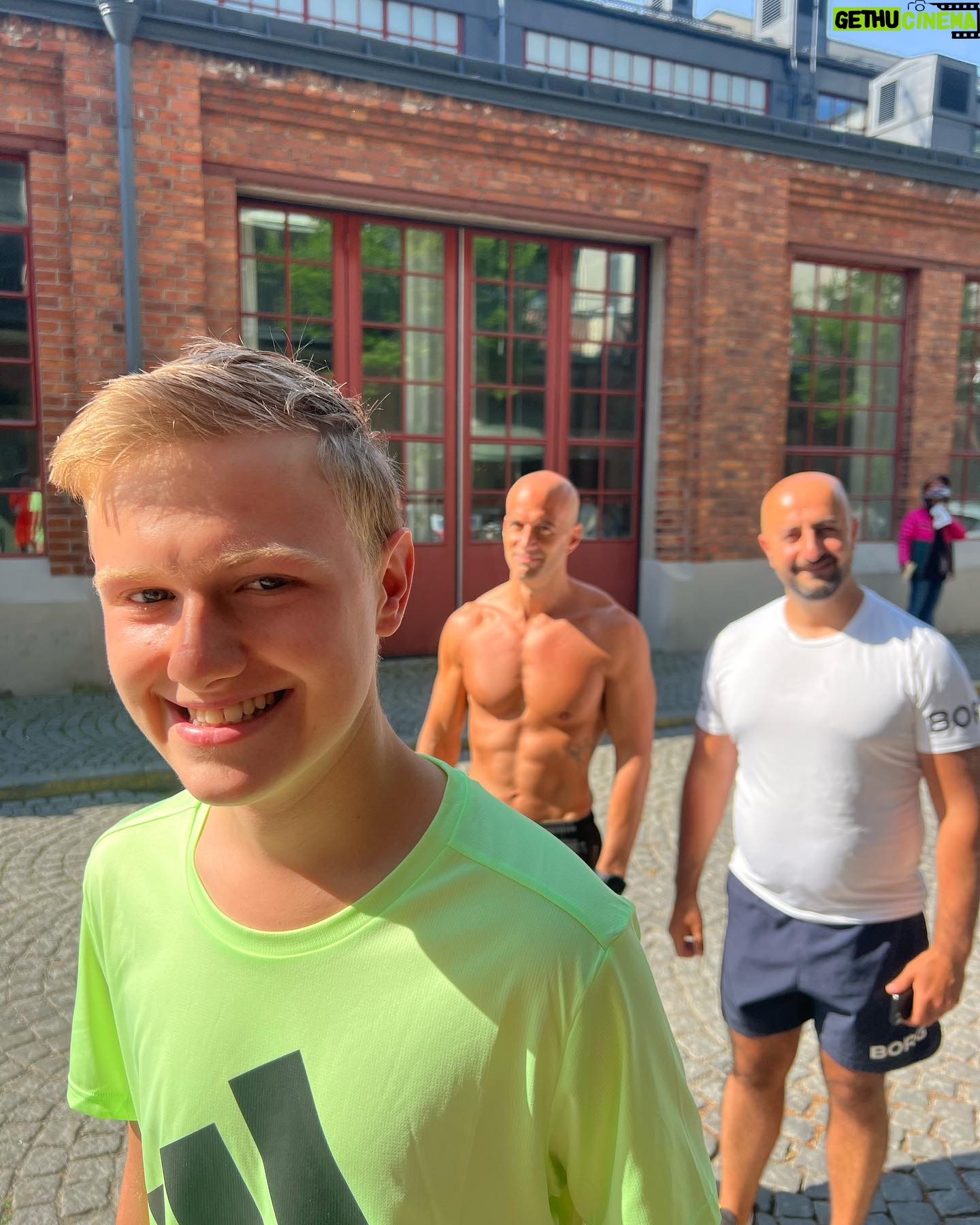 Måns Möller - 8.2K Likes - Morgonjoggen! Jag är risig så jag hyrde in två löptränare till Viggo