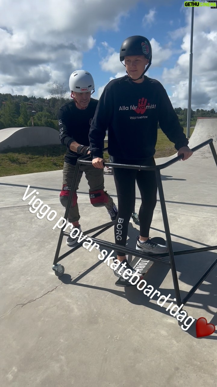 Måns Möller - 12.7K Likes - Idag är vi o provar skateboard. Viggos lillebror Olle brukar åka o Viggo har alltid velat prova men inte riktigt fått till det innan❤️tack Hans o gänget