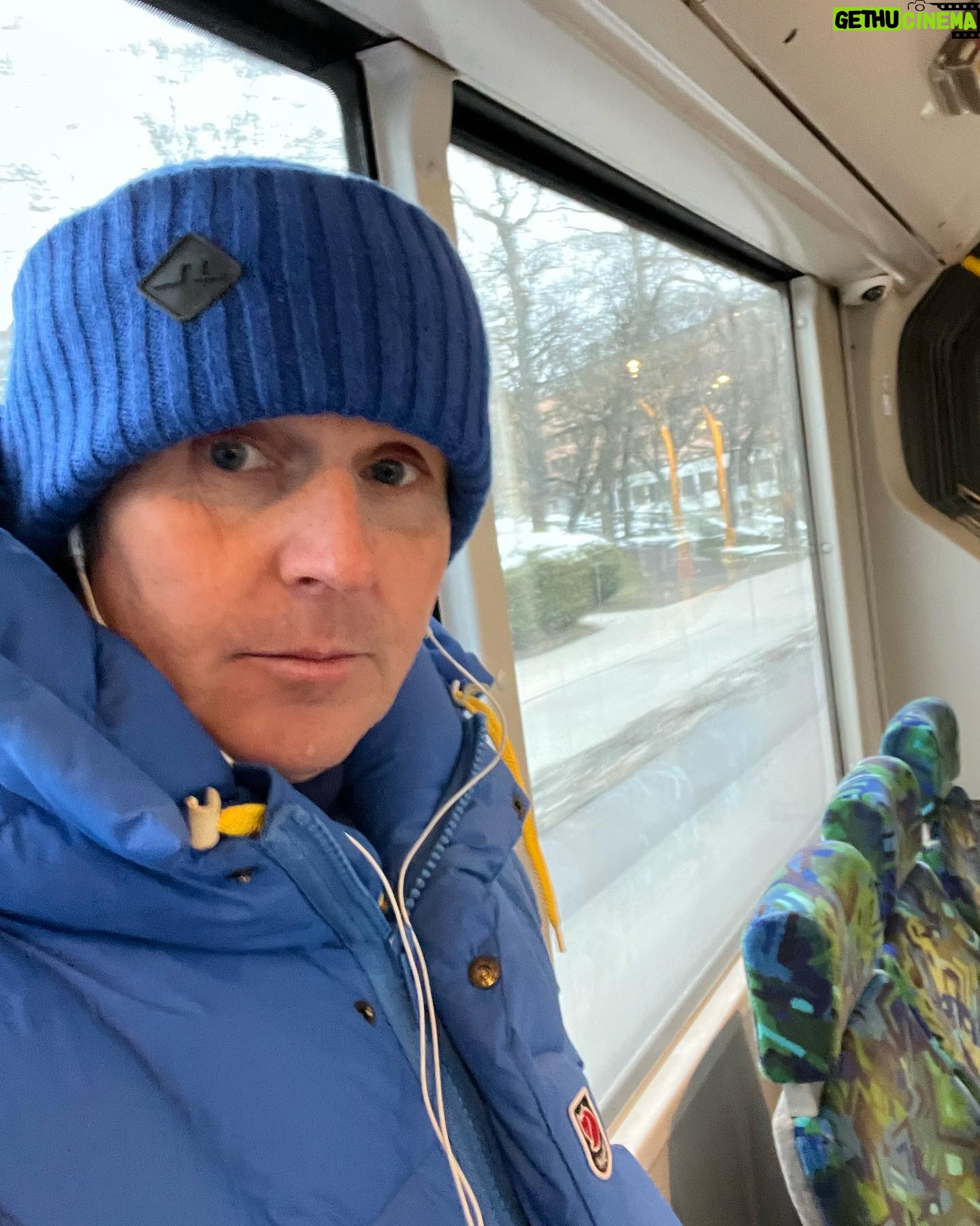 Måns Möller - 5.8K Likes - Jag åker kommunalt och har hörlurar med sladd. Men snart kommer skatteåterbäringen. Då ska jag gå o sprätta på stan o vara så dryg jag bara kan , sluta hälsa på folk o börja vaska champagne igen . .