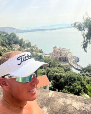 Måns Möller Instagram - Inleder med morgonjoggen🤪. Det var varmt o gick saktare o saktare tills jag sprungit 15km o pulsen var på 184 fastän det gick sakta! Tror det var vätskebrist eller nåt?!? men 15 km är ju bra kämpat. Napoli går uppför flera km i rad så det var vackert men jobbigt 😅 i plus 30 C