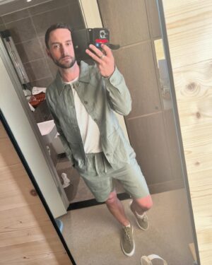 Måns Zelmerlöw Instagram - Tack Skellefteå! SO happy to see all 6000 of you, sharing this tropical night with us! Also premiere for another new song, ”Fan hur bra är du”, and it got quite emotional. Hope you liked it!
Thanks to @snyggsalong for sorting the bonnet out last minute!
We had the best time! ❤️