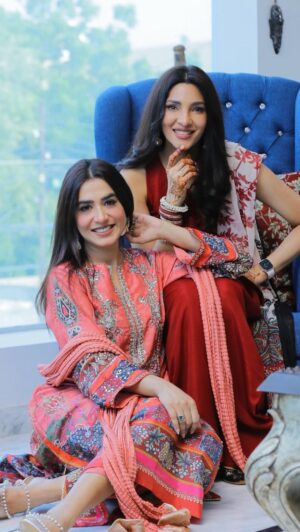 Mansha Pasha Instagram - Eid pay Choti moti laraai tou banti hain!!! 

Thank you @wonderwoolies for the cameo ❤️

#eidmubarak #eiduladha #manshapasha #zhalay #zhalaysarhadi #friendslikefamily #justbecause