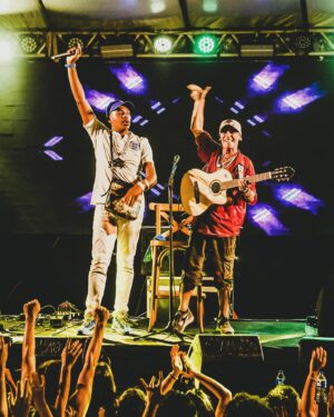 Manu Chao Instagram - • @manuchaoofficial em Salvador 🇧🇷✨
show incrível com participações de @vandaldeverdade @russopassapusso e @carretadaonze 🌞🔥✨

• produção @mamasoundorg @123marias ✨
axé!
🍀

•
#manuchao #salvador #russopassapusso #vandalverdade #carretadaonze