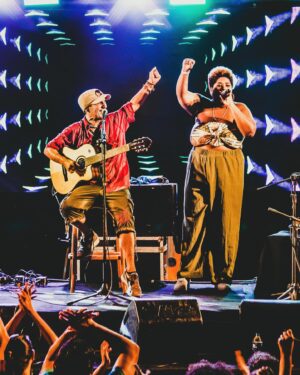 Manu Chao Instagram - • @manuchaoofficial em Salvador 🇧🇷✨
show incrível com participações de @vandaldeverdade @russopassapusso e @carretadaonze 🌞🔥✨

• produção @mamasoundorg @123marias ✨
axé!
🍀

•
#manuchao #salvador #russopassapusso #vandalverdade #carretadaonze