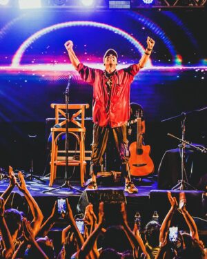 Manu Chao Instagram - • @manuchaoofficial em Salvador 🇧🇷✨
show incrível com participações de @vandaldeverdade @russopassapusso e @carretadaonze 🌞🔥✨

• produção @mamasoundorg @123marias ✨
axé!
🍀

•
#manuchao #salvador #russopassapusso #vandalverdade #carretadaonze