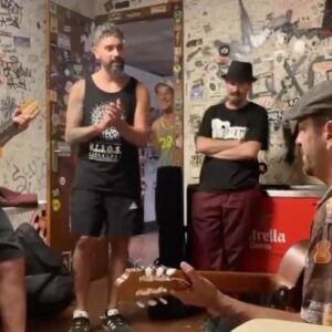 Manu Chao Instagram - Camerinos de #Salamandra. Como en casa. 
Con Tete e Ignasi Ferrer de #Rumbakana, #LuckySalvadori, Mauro"metralla" Mancebo y #AlvarLlusaDamiani…
Ekipazo reunido antes de la batalla de la noche! 
Tremendo público! Fue genial!
Gracias a tod@s❤️💪

#ManuChao #Dejame @rumbakana @luckysalvadori @mauritoslap @alvarllusadamiani @ferreribanezignasi @salasalamandra_oficial 
Video de @wander.black