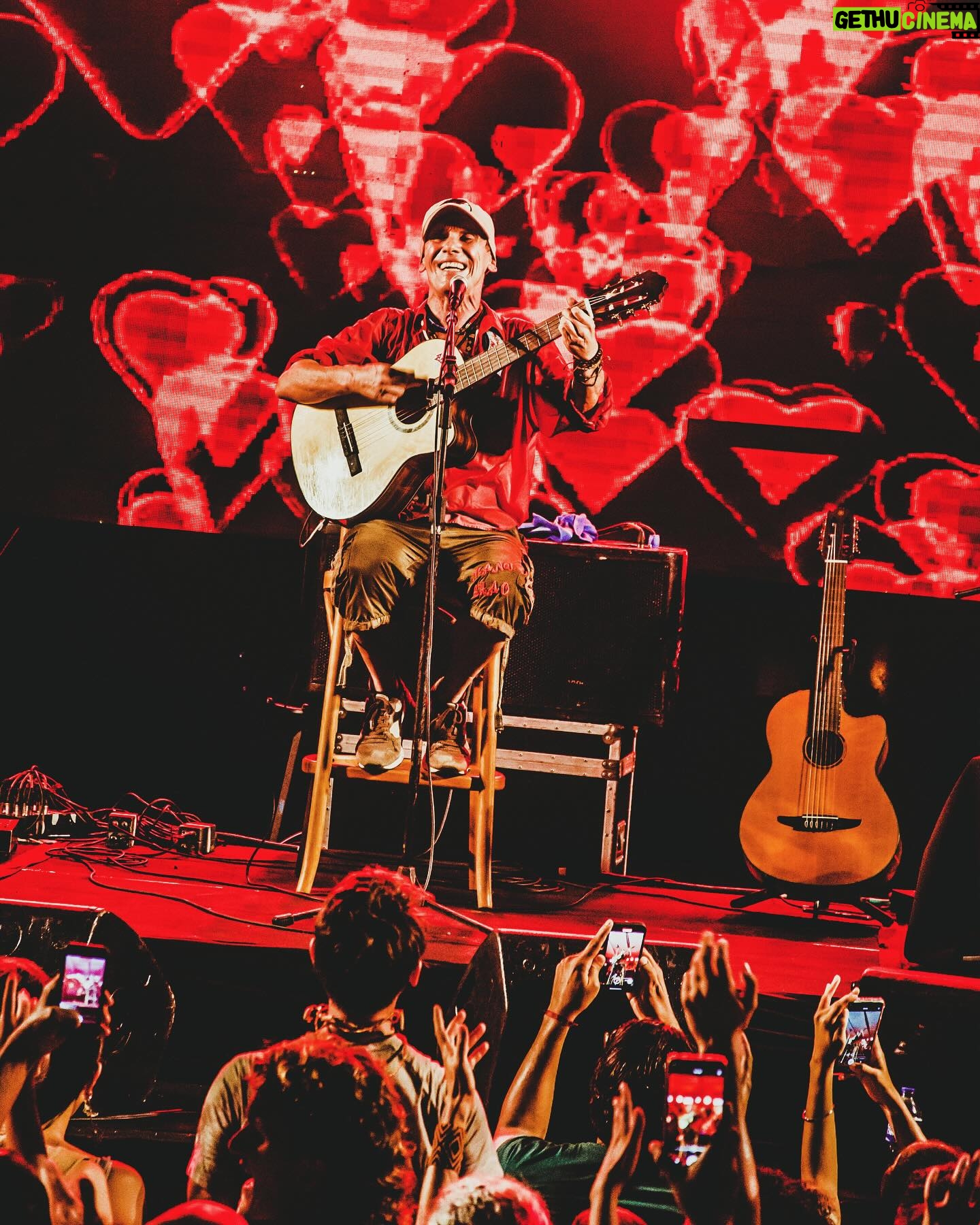 Manu Chao - 16.2K Likes - • @manuchaoofficial em Salvador 🇧🇷✨
show incrível com participações de @vandaldeverdade @russopassapusso e @carretadaonze 🌞🔥✨
• produção @mamasoundorg @123marias ✨
axé!
🍀
•
#manuchao #salvador #russopassapusso #vandalverdade #carretadaonze