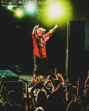 Manu Chao Instagram - • @manuchaoofficial em Salvador 🇧🇷✨
show incrível com participações de @vandaldeverdade @russopassapusso e @carretadaonze 🌞🔥✨

• produção @mamasoundorg @123marias ✨
axé!
🍀

•
#manuchao #salvador #russopassapusso #vandalverdade #carretadaonze