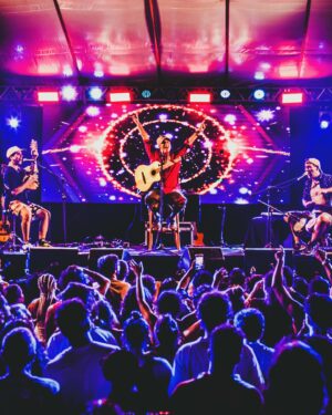 Manu Chao Instagram - • @manuchaoofficial em Salvador 🇧🇷✨
show incrível com participações de @vandaldeverdade @russopassapusso e @carretadaonze 🌞🔥✨

• produção @mamasoundorg @123marias ✨
axé!
🍀

•
#manuchao #salvador #russopassapusso #vandalverdade #carretadaonze