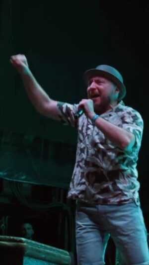 Manu Chao Instagram - Graciñas O Grove!!
Graciñas Brinkas!!!
… levamos a terra no peito…#Manuachao #sondomar
Proxima estación o martes 9 de xullo en LUGO!!!! #SalaTebras @antonbrincas 
@miguel_rumbao @luckysalvadori  Video: @wander.black