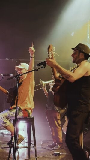 Manu Chao Instagram - Con el Tete de #Rumbakana prendiendo la #SalaSalamandra !!!

#DejameLive
#ManuChao @rumbakana @manuchaoofficial @luckysalvadori @ferreribanezignasi
@mauritoslap @zou_rumbakana
@salasalamandra_oficial

📹 Video by @wander.black