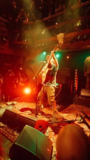 Manu Chao Instagram - #ManuChao & Kanderkultur & Mühle Hunziken = ❤️❤️❤️! 
 @luckysalvadori @miguel_rumbao @muhle_hunziken @kanderkultur  #mühlehunziken #rubigen #kanderkultur #suiza #bettertogether.