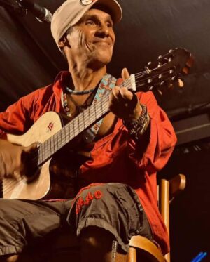 Manu Chao Instagram - Fue gran prazer e honra ter a Russo cantando con nois en Salvador! Obrigado amigo! Estamos juntos
#BaianaSystem #ManuChao @baianasystem @russopassapusso @luckysalvadori @miguel_rumbao  Photo: @cartaxocopia  Production: @mamasoundorg