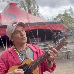 Manu Chao Instagram - Vitry !L@s  loc@s ! Kilowatt Merci a tous ! Speciale dedicace Les Ogres de Barback! 
On est ensemble
#ManuChao #SoñeOtroMundo
#LosLocos #LeKilowatt #LesOgresdeBarbak
@luckysalvadori @miguel_rumbao  @lesogresdebarbackofficiel @lekilowatt