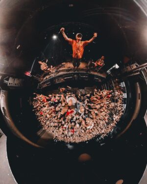 Manu Chao Instagram - Gràcies València ! Golazo de ambiente! Viva la Repvblicca !Abrazo especial a l@s que vinieron de lejos. ! Abrazo del alma a l@s de Alginet!!!!

#ManuChao #LuckySalvadori #MiguelRumbao #SalaRepvblica  @luckysalvadori @miguel_rumbao @salarepvblicca 
Foto de: viejoven.es