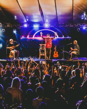 Manu Chao Instagram - • @manuchaoofficial em Salvador 🇧🇷✨
show incrível com participações de @vandaldeverdade @russopassapusso e @carretadaonze 🌞🔥✨

• produção @mamasoundorg @123marias ✨
axé!
🍀

•
#manuchao #salvador #russopassapusso #vandalverdade #carretadaonze